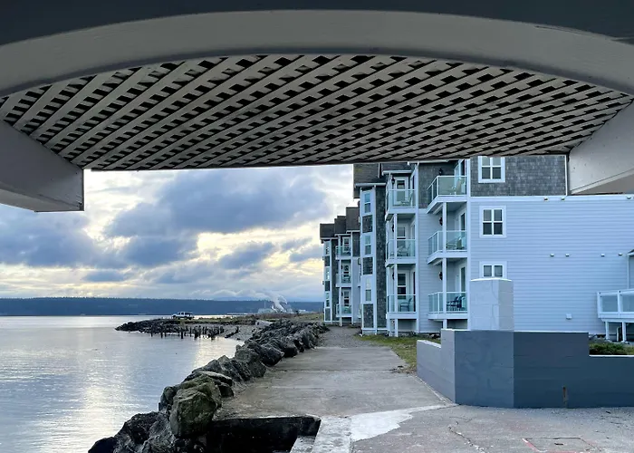 Tides Inn & Suites